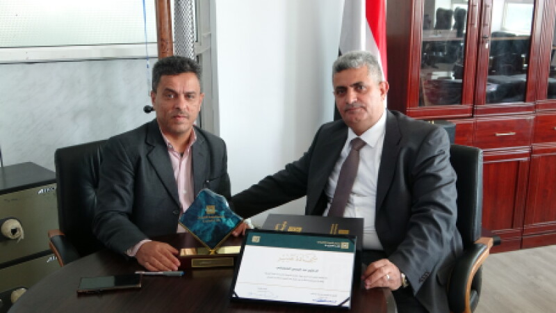 رئيس مجلس الاعتماد الأكاديمي يهنئ الدكتور عبد الرحمن الصعفاني بمناسبة تكريمه لمشاركته في إنجاز معجم الدوحة التاريخي